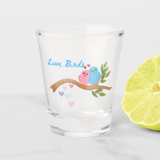Liefdesvogels samen op een tak op een  shot glas