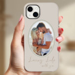 Liefdevol leven met u Neutral Oval Framed Photo Case-Mate iPhone 14 Plus Hoesje<br><div class="desc">Eenvoudige moderne iPhone-hoesje met foto en handgeschreven formulering, "liefdevol leven met u". De foto template is ingesteld om uw foto weer te geven in een ovale vorm en ingelijst. De telefoonhoes is gedrukt in groen, neutraal beige en bruin - hoewel u van harte welkom bent om een of alle kleuren...</div>