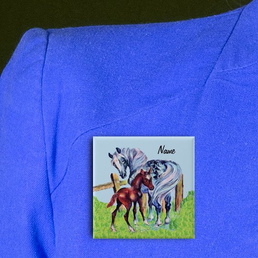 liefdevol moederpaard met bruin veulen gras vierkante button 5,1 cm