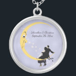 Liefdevol Paar Zittend op Crescent Moon Stars Zilver Vergulden Ketting<br><div class="desc">Deze ronde hanger stijl ketting is lichtblauw met een liefdevol stel zittend op een gele halve maan met een verstrooiing van witte sterren achter hen. Pas uw namen en datum aan met de sjabloon.</div>