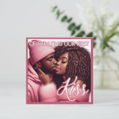 Liefdevolle Afro-Amerikaanse paar eerste kus roze Feestdagenkaart (Staand voorkant)