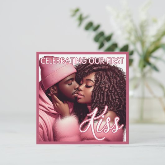 Liefdevolle Afro-Amerikaanse paar eerste kus roze Feestdagenkaart (Staand voorkant)