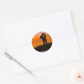 Liefhebbers zoenen bij zonsondergang op het strand ronde sticker (Envelop)