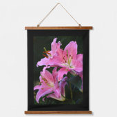 Liefroze Lily Blooms met zwarte grens Hangend Wandkleed (Voorkant)