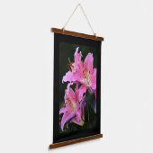 Liefroze Lily Blooms met zwarte grens Hangend Wandkleed (Gebogen)