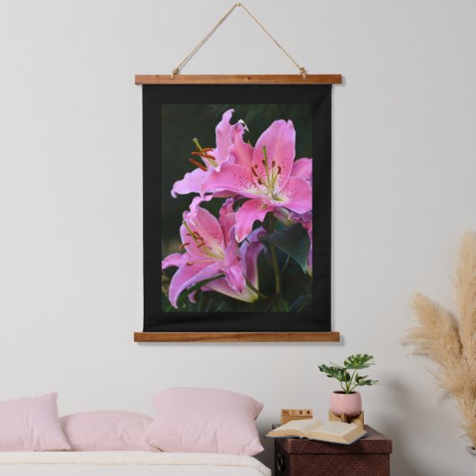 Liefroze Lily Blooms met zwarte grens Hangend Wandkleed (Slaapkamer)