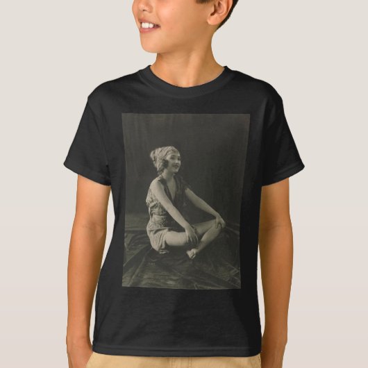 Liefs een Ziegfeld Meisje Zittend Cross Benen T-shirt (Voorkant)