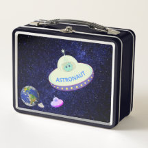 Lieve astronaut met een vliegende schotel in het s