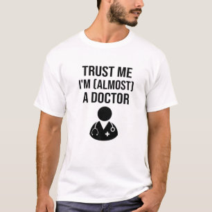 Lieve Doctor Medical Student Trainee Ik ben bijna  T-shirt