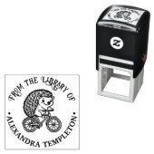 Lieve egel op fiets bibliotheekboeknaam  zelfinktende stempel (In situ)