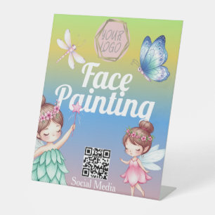 Lieve elfen facepainter kunstenaar banner reclamebord met voetstuk
