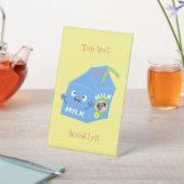 Lieve gelukkige melkpak karakter cartoon reclamebord met voetstuk (Insitu)