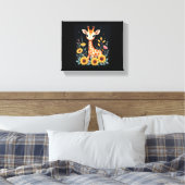 Lieve Giraffe Omringd Door Bloemen Lange Mouwen Canvas Afdruk (Insitu (Slaapkamer))