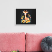 Lieve Giraffe Omringd Door Bloemen Lange Mouwen Canvas Afdruk (Insitu (Woonkamer))