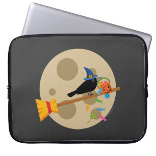 Lieve heksenkraai op een bezem die snoepgoed stroo laptop sleeve
