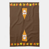 Lieve Kabouter en Herfstbladeren op Bruin Theedoek (Verticaal)