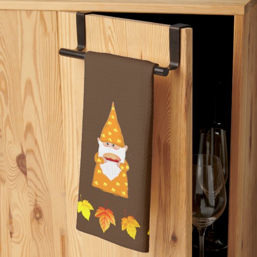Lieve Kabouter en Herfstbladeren op Bruin Theedoek (Derde Gevouwen)
