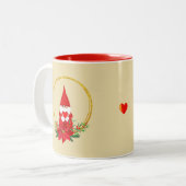 Lieve kabouter en kerstkrans op lichtbeige mok (Voorkant links)