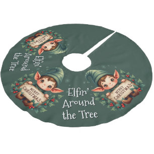 Lieve Kerstelf met vrolijk bord in het groen Kerstboom Rok