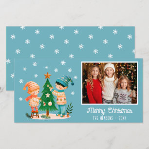 Lieve Kinderen Versieren Kerstboom Foto Feestdagenkaart