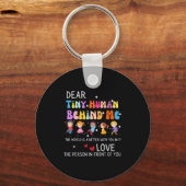 Lieve kleine mens achter mij, grappige leraar oude sleutelhanger (Voorkant)