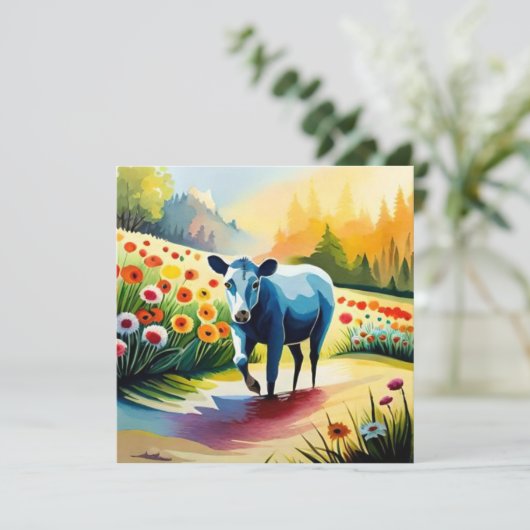 Lieve koe in het bloemenveld (Staand voorkant)