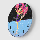 Lieve kunstschaatser meisje op schaatsen gepersona grote klok (Hoek)