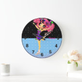 Lieve kunstschaatser meisje op schaatsen gepersona grote klok (Huis)