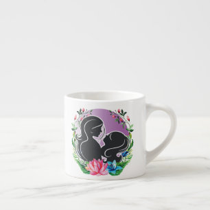 Lieve moeder en dochter met kleurrijke bloemen espresso kop