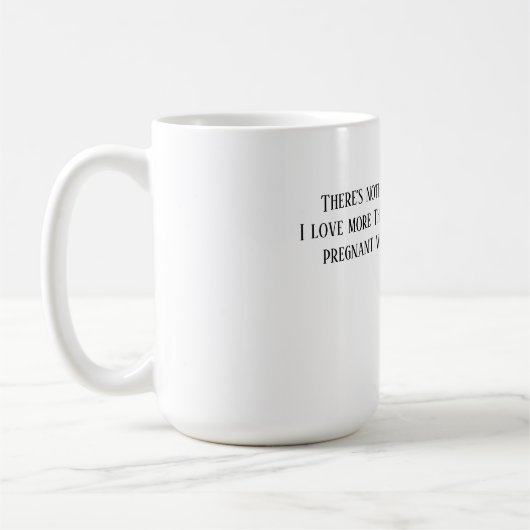 Lieve romantische vrouwen met een kinderwagen met  koffiemok (Links)