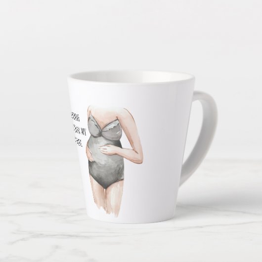 Lieve romantische vrouwen met een kinderwagen met  latte mok (Rechterhoek)