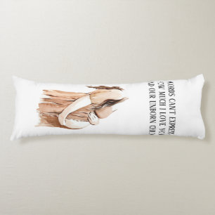 Lieve romantische vrouwen met een kinderwagen met  lichaamskussen