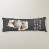 Lieve romantische vrouwen met een kinderwagen met  lichaamskussen (Achterkant)