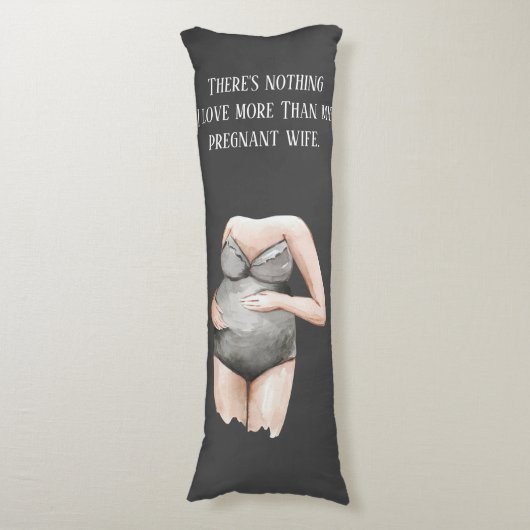 Lieve romantische vrouwen met een kinderwagen met  lichaamskussen (Voorkant Verticaal)