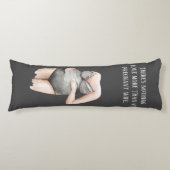 Lieve romantische vrouwen met een kinderwagen met  lichaamskussen (Voorkant)