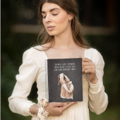 Lieve romantische vrouwen met een kinderwagen met  notitieboek