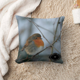 Lieve roodborst vogel met monogram gefotografeerd kussen
