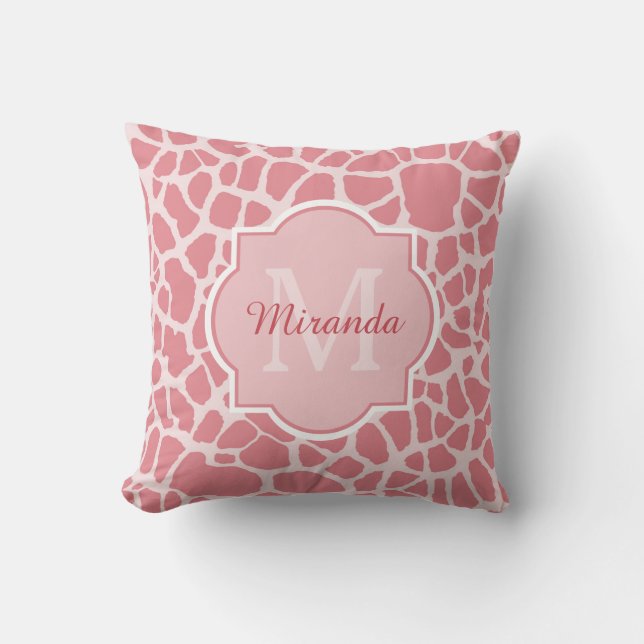 Lieve Roze Giraffe Patroon Met Monogram en Naam Kussen (Voorkant)