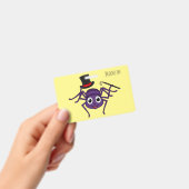 Lieve spin in cartoon met hoge hoed badge (Handheld)
