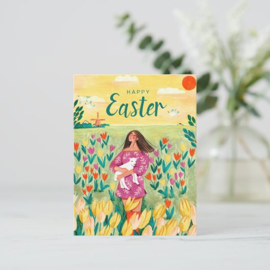 Lieve vrouw in het voorjaar in tulpenveld Pasen Feestdagenkaart (Staand voorkant)