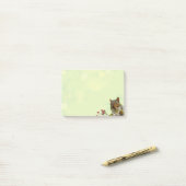 Lieve wilde eekhoorn op limoengroen post-it® notes (Op bureau)