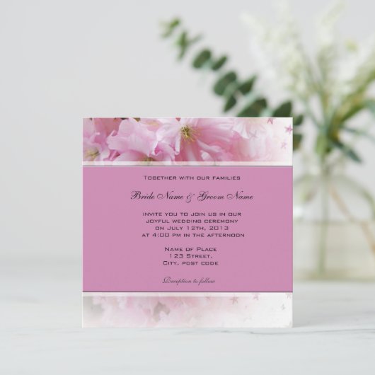 Lieve zachte roze kersen die op uitnodiging voor e (Staand voorkant)