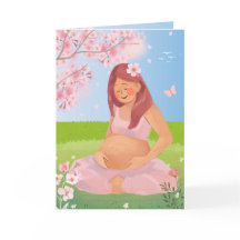 Lieve zwangere moeder in pastelkleuren in de natuu