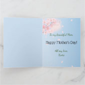 Lieve zwangere moeder in pastelkleuren in de natuu kaart (Binnen)