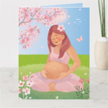 Lieve zwangere moeder in pastelkleuren in de natuu