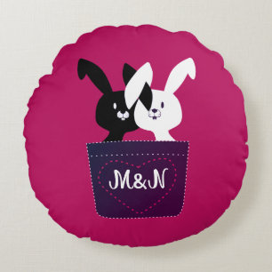 Lieve zwarte en witte konijnen op magenta cartoon rond kussen