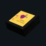 Lieveheersbeestje hart roze geel meisjes naam cadeaudoosje<br><div class="desc">Leuk helder vliegend hart lieveheersbeestje / lieveheersbeestje genaamd geschenkdoos. Perfect voor kleurrijke meisjes die houden van natuur en wilde dieren in roze,  zwart wit en geel. Pas aan met de volledige naam van uw kind. Het is geschreven door Lauren MacDonald. Geïllustreerd en exclusief ontworpen door Sarah Trett voor www.mylittleeden.com</div>
