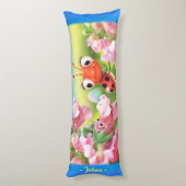 Lieveheersbeestje in bloementuin. Blue Giant op ma Lichaamskussen (Achterkant (Verticaal))