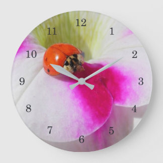 Lieveheersbeestje op de petunia grote klok