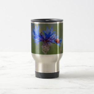 Lieveheersbeestje op een blauwe korenbloem reisbeker